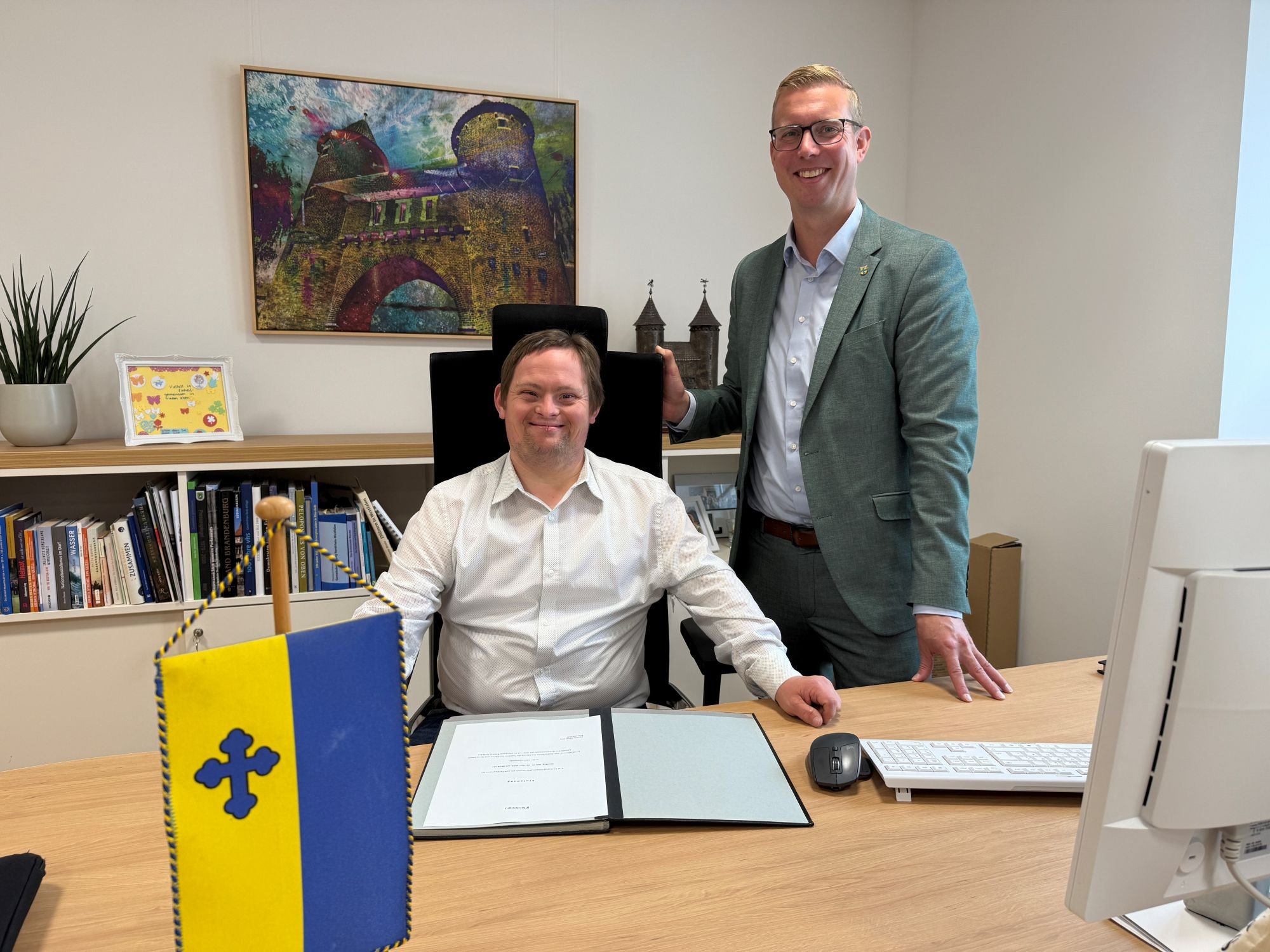 Mitarbeiter im Büro am Schreibtisch