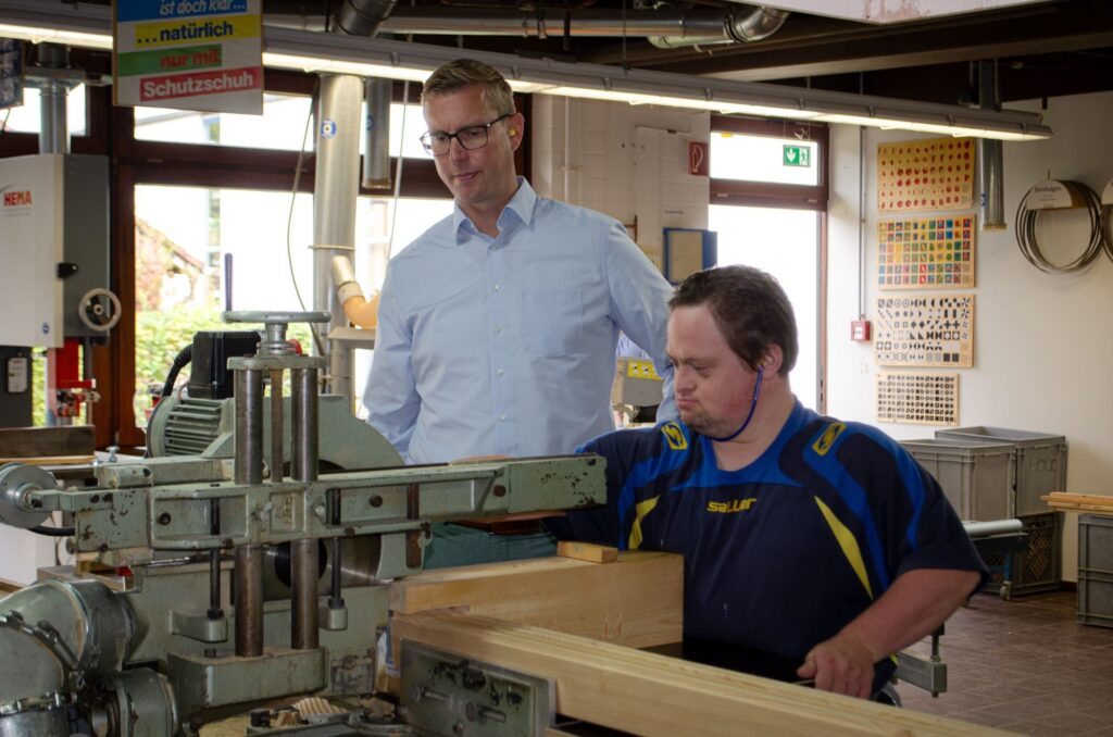 Mitarbeiter an einer Maschine in der Werkstatt