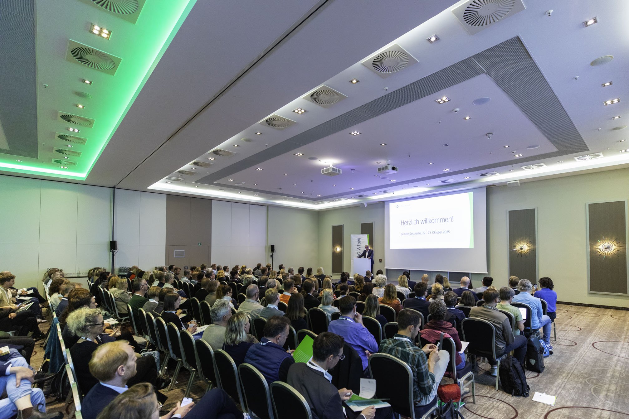 Viele Personen bei der Präsentation während der Berliner Gesprächen 2025