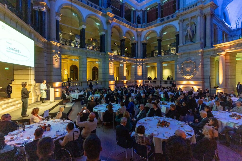 50 Jahre Jubiläumsfeier der BAG WfbM in einem Saal mit vielen Menschen