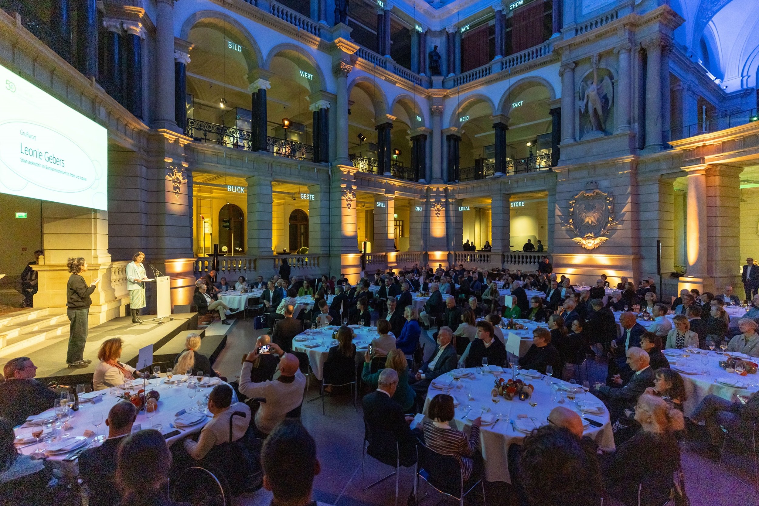 50 Jahre Jubiläumsfeier der BAG WfbM in einem Saal mit vielen Menschen