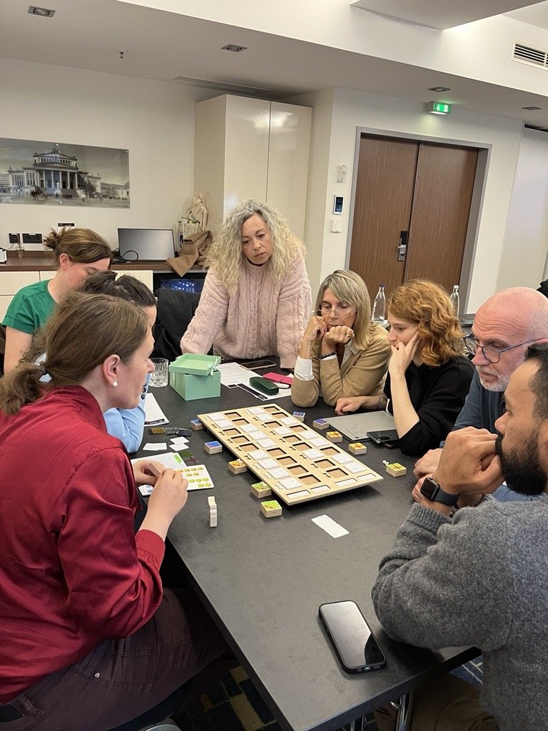 Wissensaustausch mehrerer Personen an einem Tisch