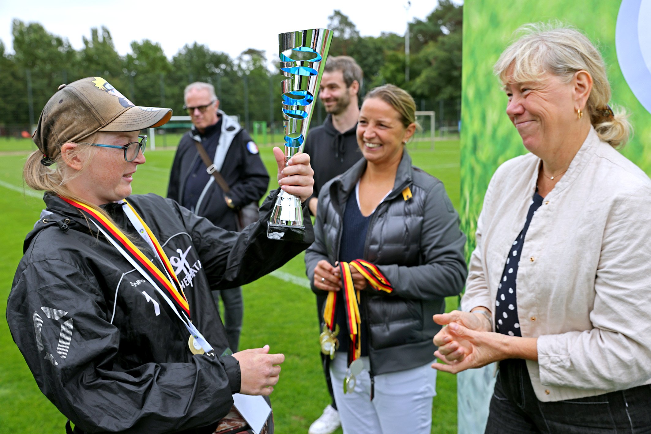 Europameisterin Inka Grings ehrt die Siegerteams