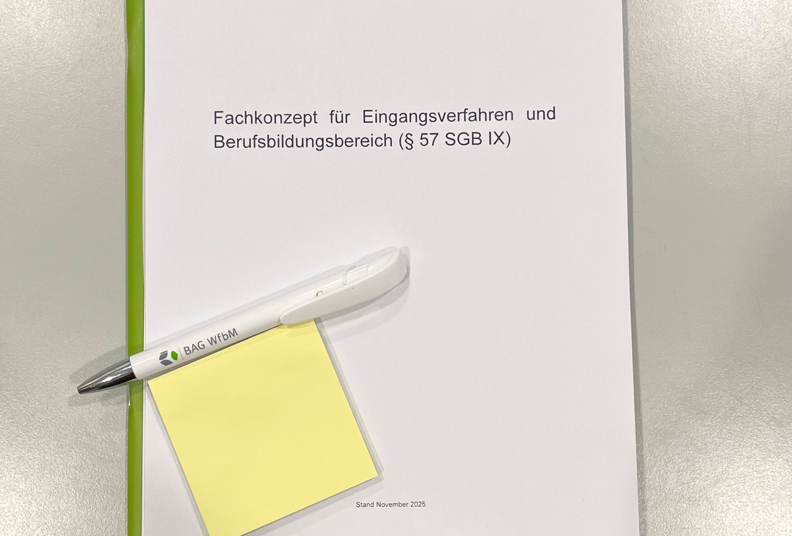 Fachkonzept mit Stift und Post-it