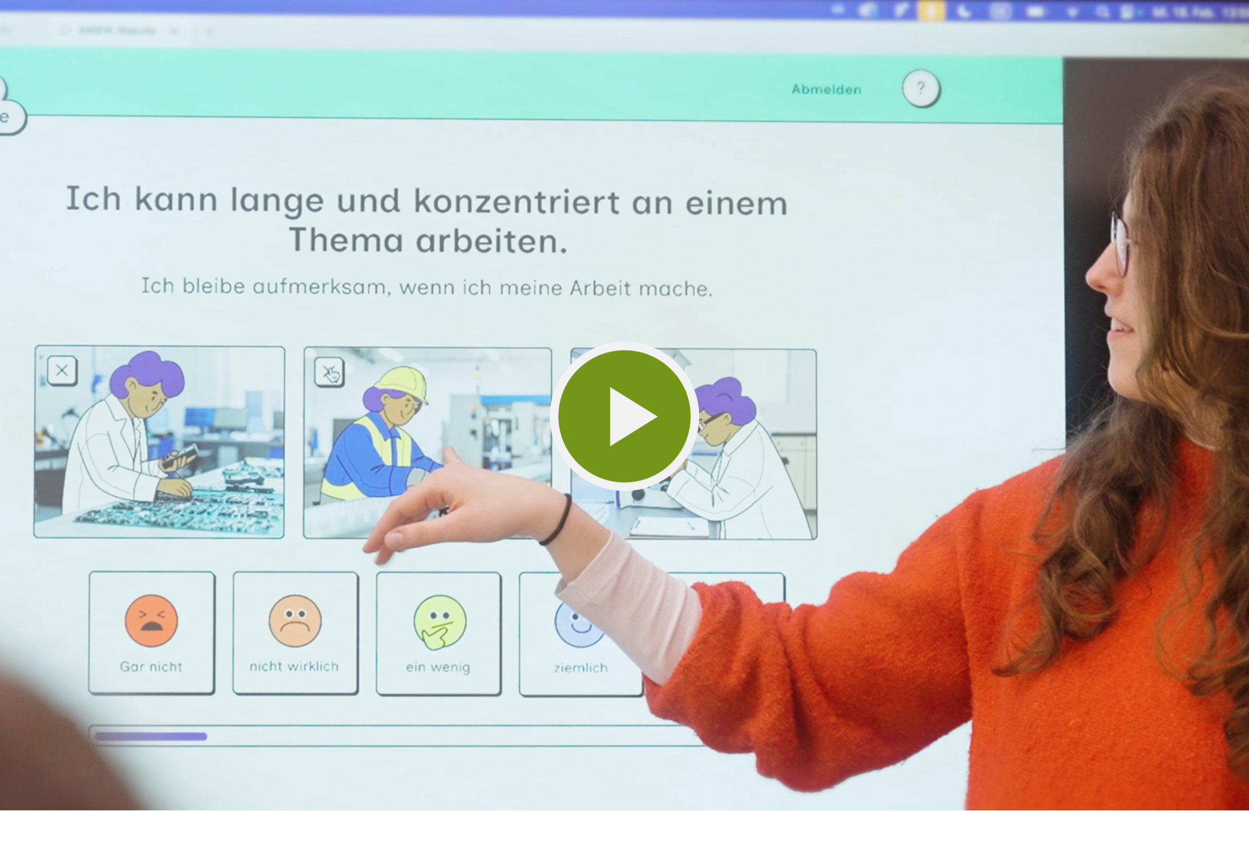 Das Foto zeigt eine große Leinwand, auf die eine Frau in orangenem Pullvor zeigt. Auf der Leinwand ist eine digitale Umfrage mit Text und verschiedenen Zeichnungen.