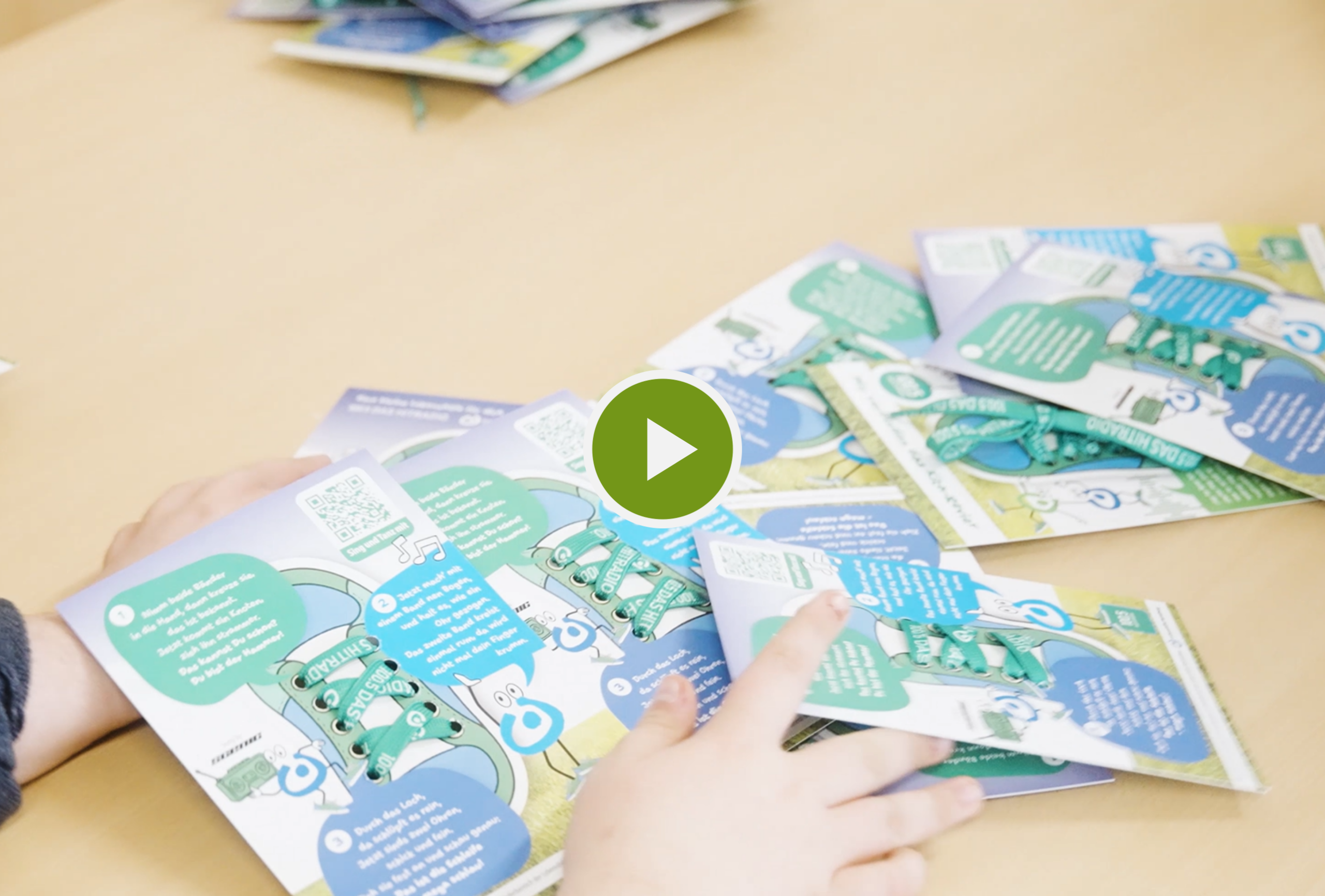 Das Foto zeigt eine große Menge Lernkarten, die auf einem Tisch liegen. Auf den Lernkarten sind ein Schuhmotiv und ein Schnürsenkel.