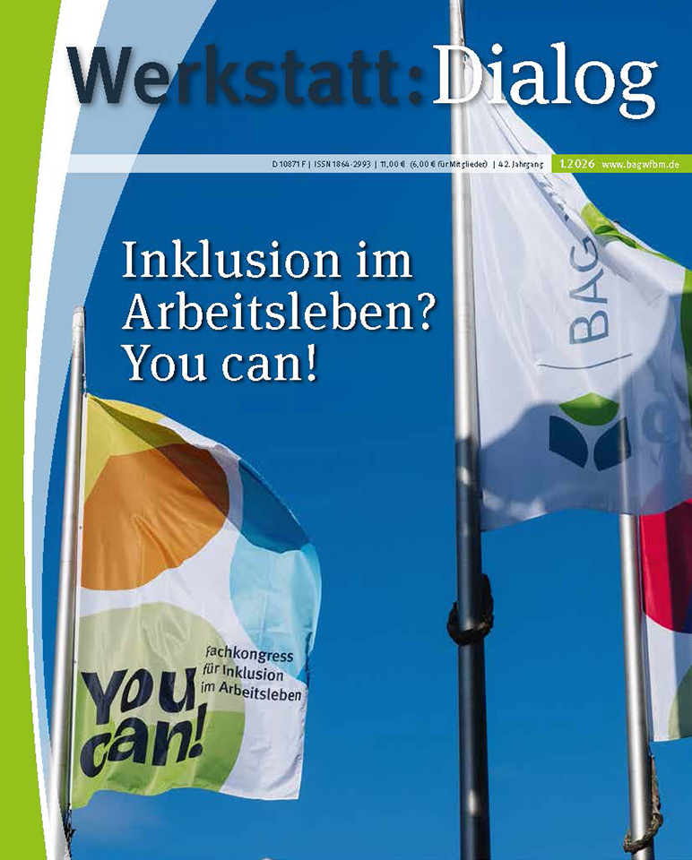 Cover der Ausgabe 1.2026 des Magazins Werkstatt:Dialog. Das Cover zeigt vollflächig mehrere Fahnen vor einem blauen Himmel. Auf den Fahnen sind die Logos der Veranstaltung You can! und der BAG WfbM abgedruckt. Die Fahnen wehen im Wind. Über dem Fotos steht der Text "Inklusion im Arbeitsleben? You can!".