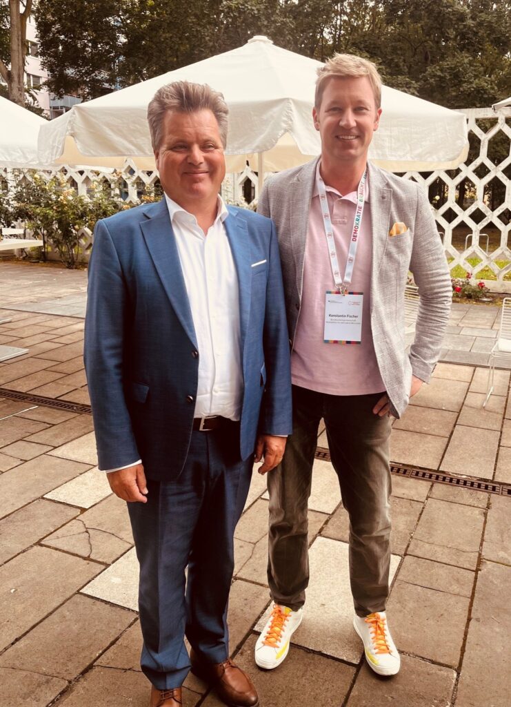 Foto des Bundesbehindertenbeauftragten Jürgen Dusel mit Konstantin Fischer, stellvertretender Geschäftsführer der BAG WfbM