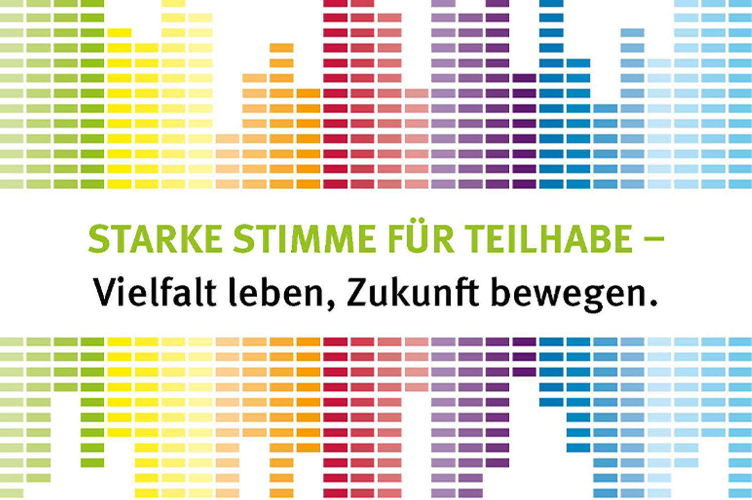 Die Grafik zeigt das Cover des Jahresberichtes 2025 der BAG WfbM. Von links nach rechts verläuft über die gesamte Breite des Bildes eine Amplitude, die verschiedene Lautstärken veranschaulichen soll. In der Mitte der Amplituden steht "Starke Stimme für Teilhabe - Vielfalt leben. Zukunft bewegen".