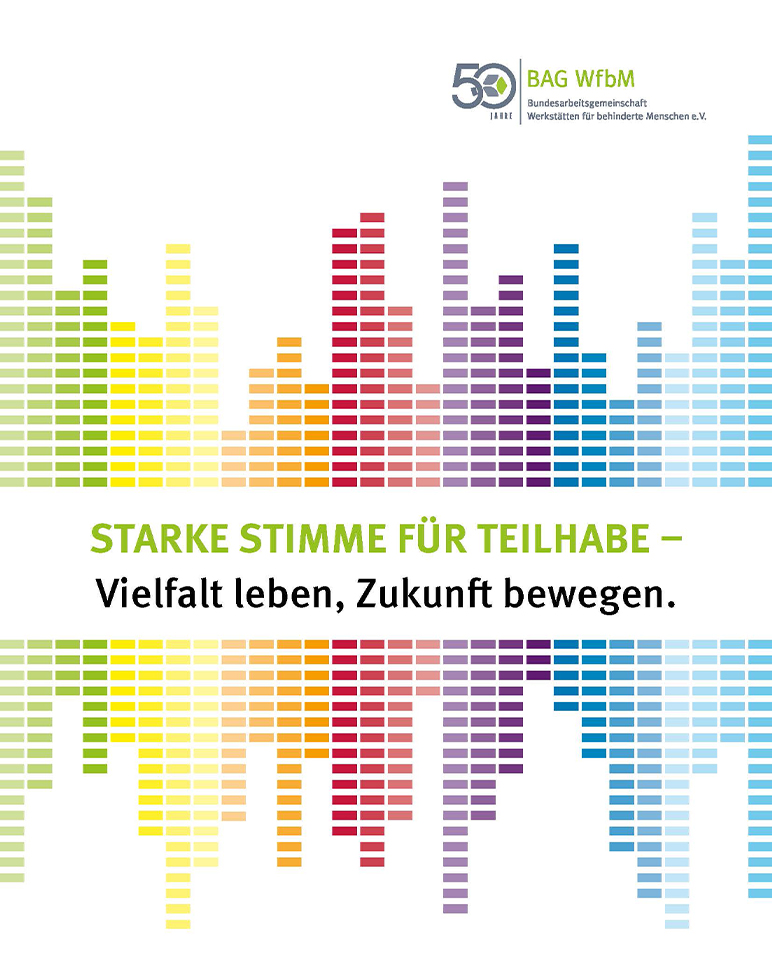 Die Grafik zeigt das Cover des Jahresberichtes 2025 der BAG WfbM. Von links nach rechts verläuft über die gesamte Breite des Bildes eine Amplitude, die verschiedene Lautstärken veranschaulichen soll. In der Mitte der Amplituden steht "Starke Stimme für Teilhabe - Vielfalt leben. Zukunft bewegen". Oben rechts im Bild ist das Logo zum 50. Bestehen der BAG WfbM.