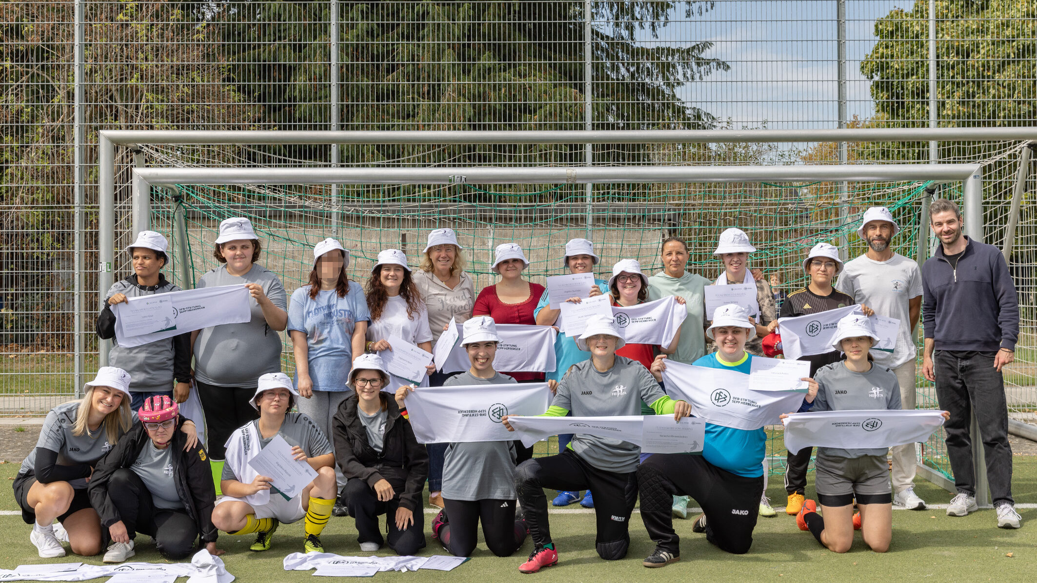 Spielerinnen der Werkstatt-Fußballteams gemeinsam mit Inka Grings beim inklusiven Training
