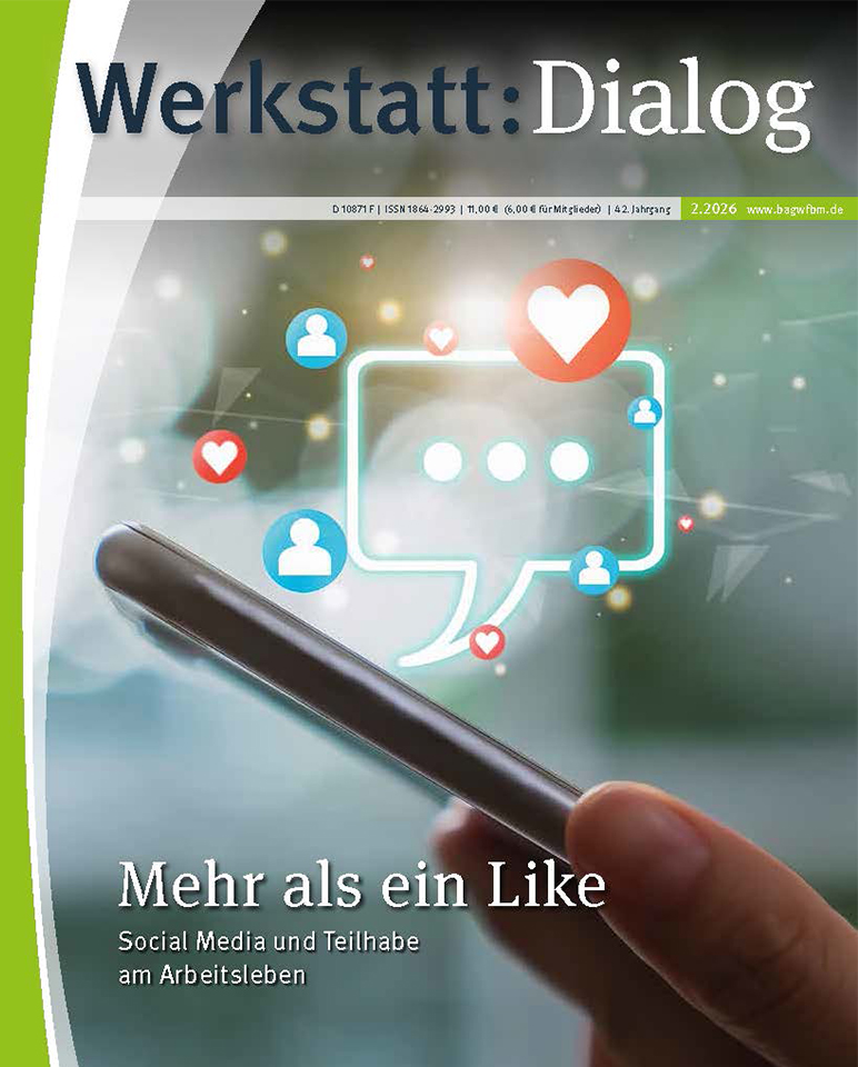 Das Foto zeigt das Cover der Ausgabe 2.2026 des Werkstatt:Dialogs. Unten links steht der Titel "Mehr als ein Like Social Media und Teilhabe am Arbeitsleben". Im Hintergrund ist ein Smartphone sichtbar, das von einer menschlichen Hand gehalten wird. Über dem Smartphone erscheinen mehrere Icons aus dem Bereich Social Media, darunter kleine Herzen und eine größere Sprechblase. Es sieht aus, als würden die Icons aus dem Smartphone aufsteigen.
