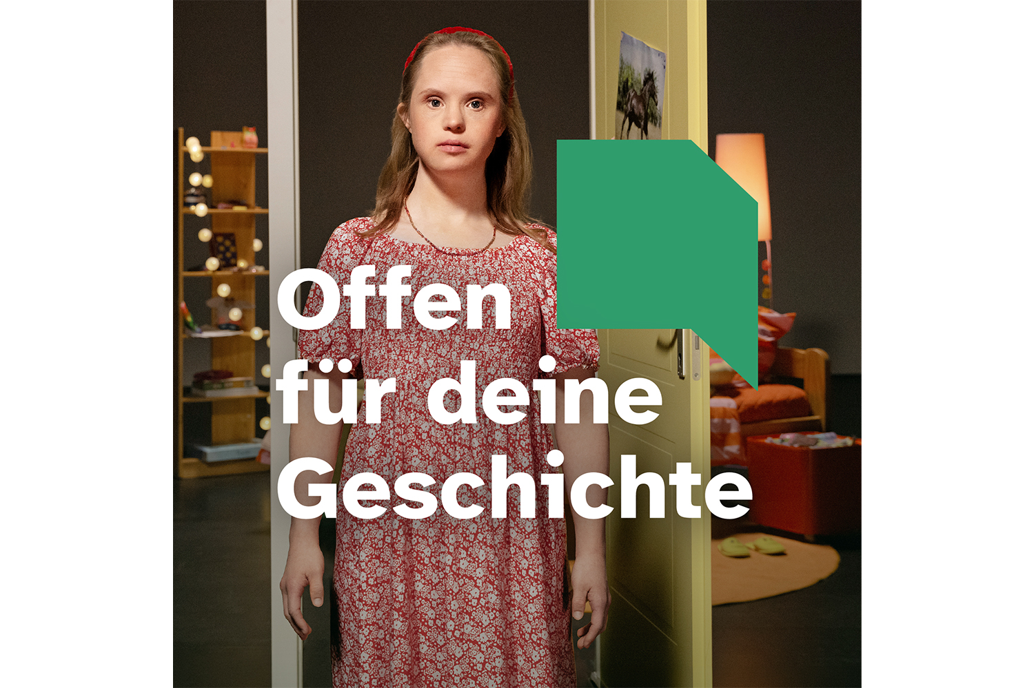Das Foto zeigt eine junge Frau mit Trisomie 21. Sie steht in einer geöffneten Tür. Im Hintergrund ist die Einrichtung eines Kinderzimmers erkennbar. Die Frau blickt ernst und geradeaus in die Kamera. Über dem Bild steht in großer Schrift "Offen für deine Geschichte".